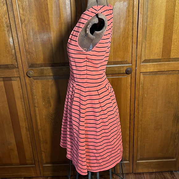 Flattering coral black striped dress with hidden pockets - Picture 3 of 9